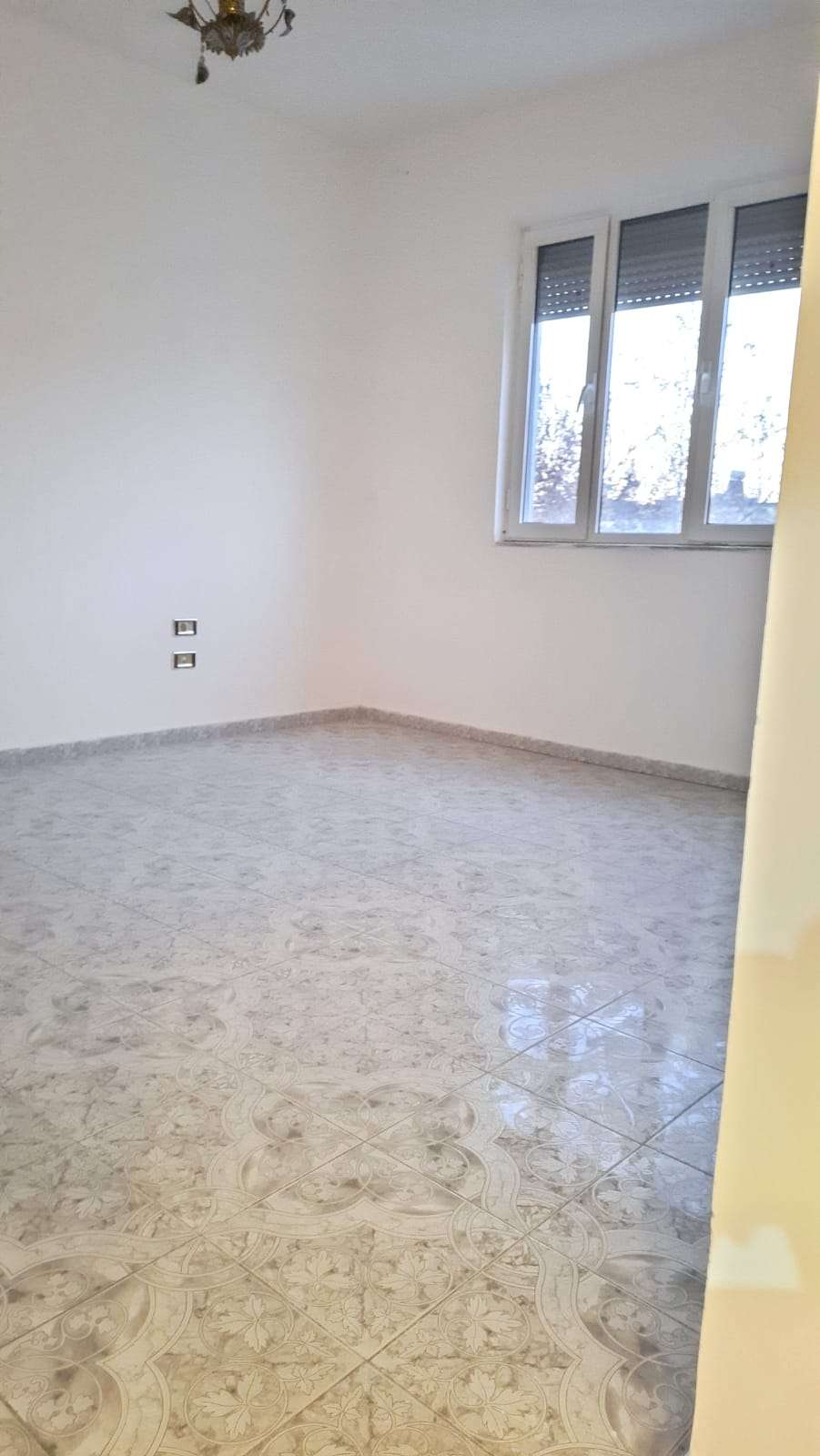 Shitet apartament 2+1, tek Shkolla Bashkuar
